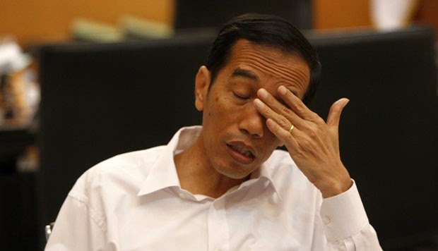 10jokowi pegang mata.jpg